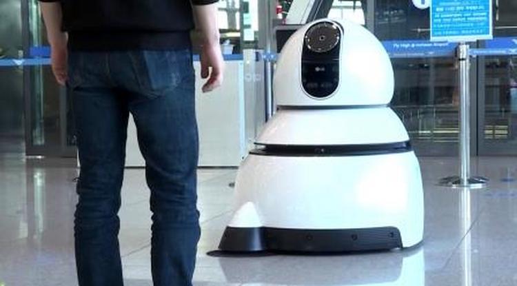 Robotok fogadják a vendégeket a világ egyik legfontosabb repülőterén