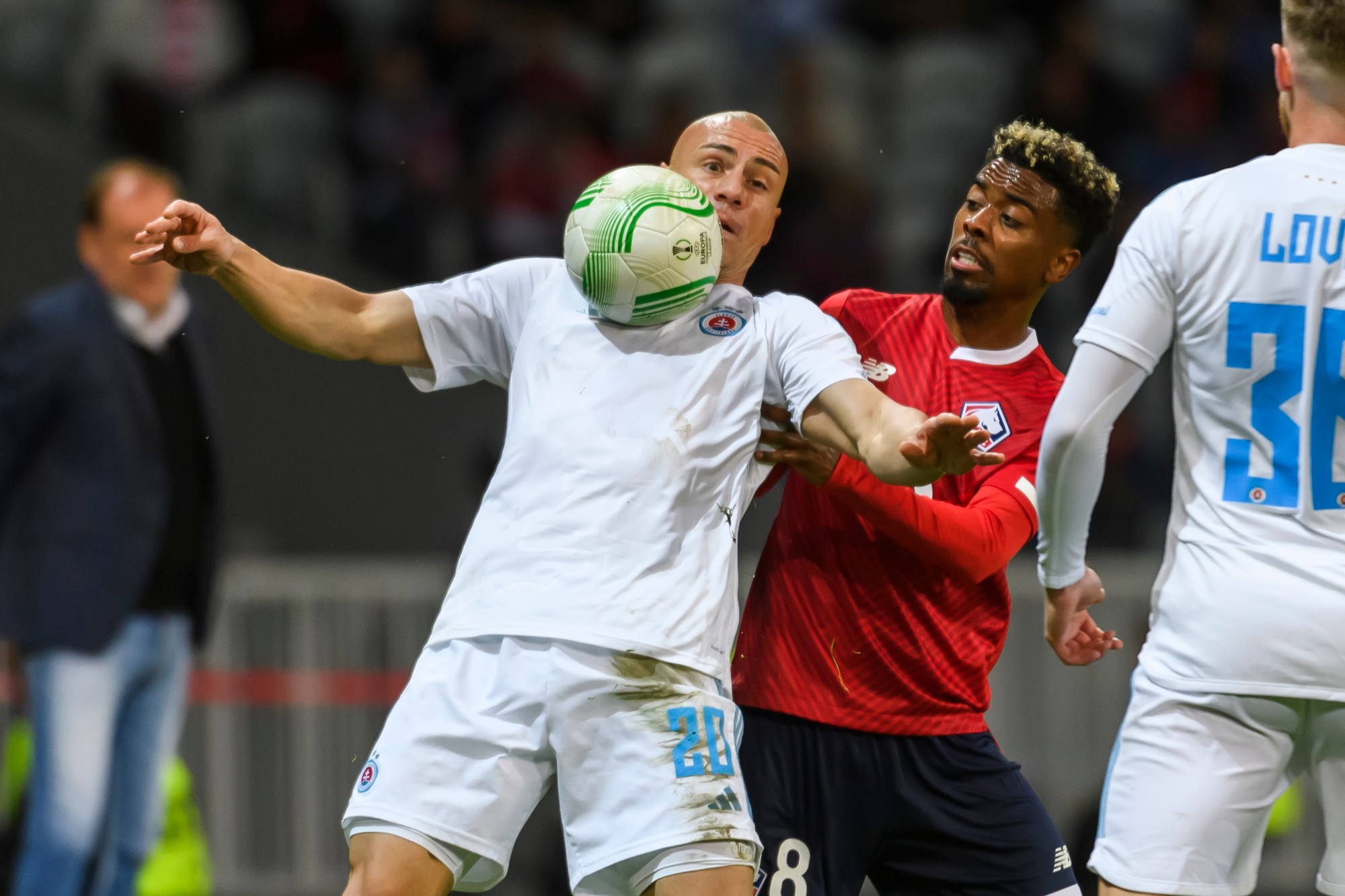 Zľava Džaba Kankava (Slovan) a Angel Gomes (OSC Lille) bojujú o loptu.