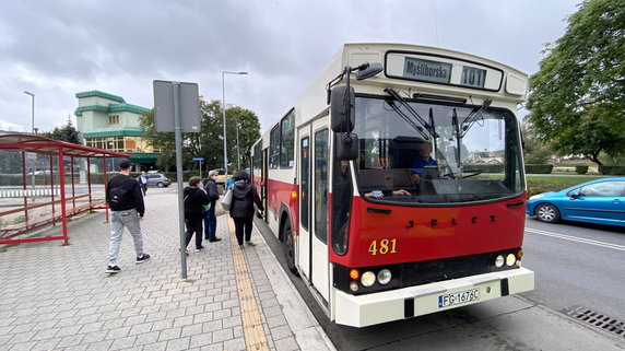 Autobus Jelcz M-11 i tramwaj typu 6ZGTW "Helmut" wożą pasażerów w Gorzowie