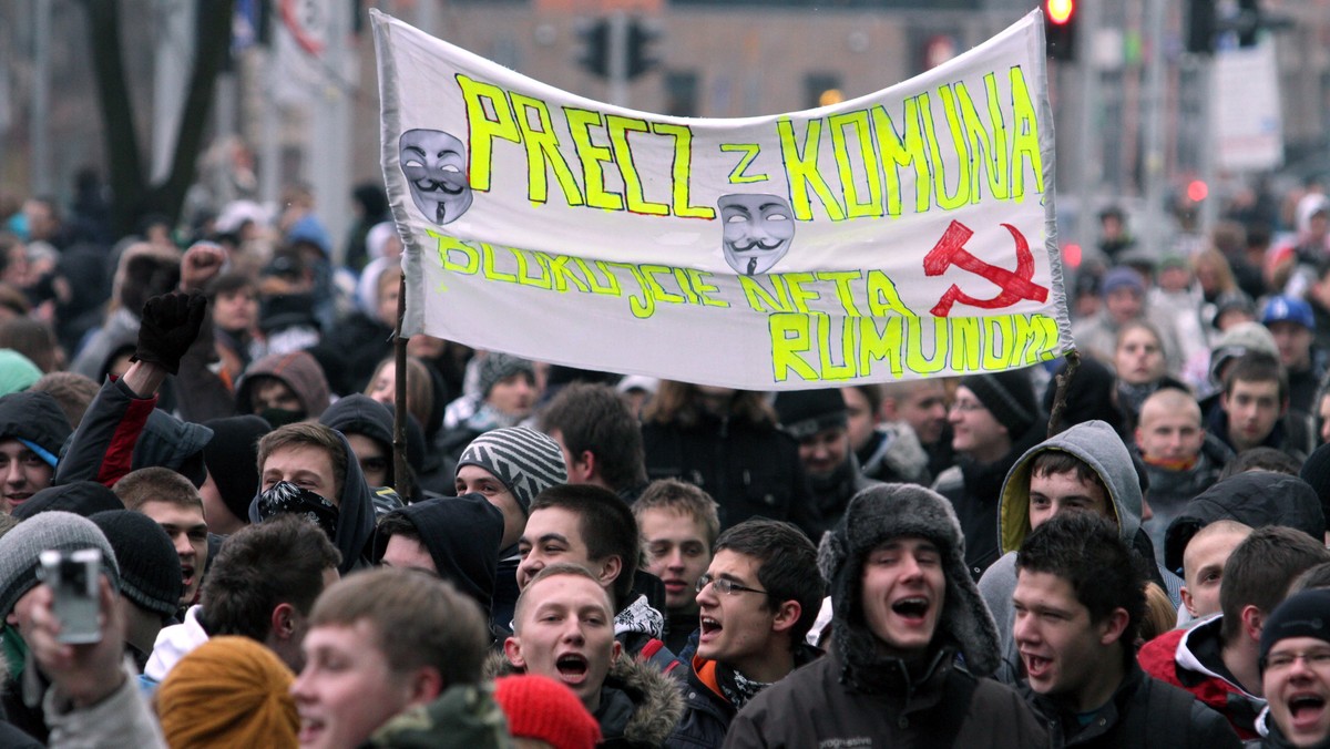 24 osoby zatrzymała policja w środę wieczorem w Kielcach po demonstracji ws. ACTA. Protest zakończył się blokadą skrzyżowania w centrum miasta i uszkodzeniem kilku samochodów. Jeden policjant trafił do szpitala.