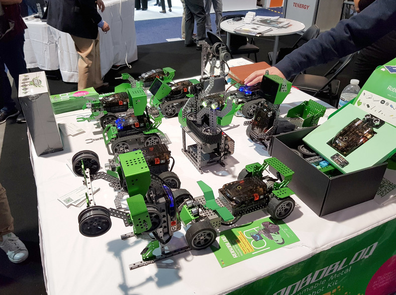 Roboty edukacyjne Robobloq budowane z klocków metalowych