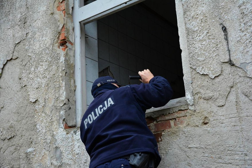 Policjanci sprawdzają pustostany