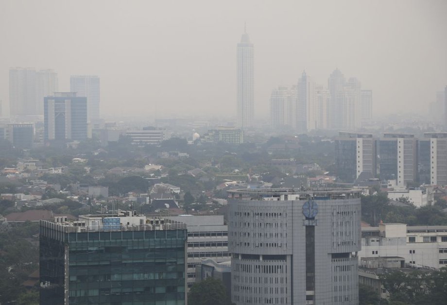 Smog w stolicy Indonezji Dżakarcie, lipiec 2019 r. W mieście żyje ok. 9 mln mieszkańców