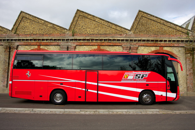 Autobus Ferrari F1 na sprzedaż