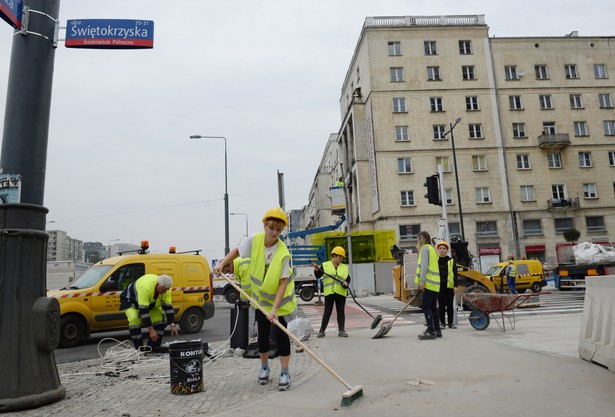 Ostatnie prace budowlane i porządkowe na ulicy Świętokrzyskiej w Warszawie, 30 bm. Dziś wieczorem ulice: Świętokrzyska, Prosta oraz Sokola zostaną otwarte. Przebudowa ulic przebiegających nad centralnym odcinkiem II linii metra, trwała od 2010 r. (7) (mgo) PAP/Jacek Turczyk