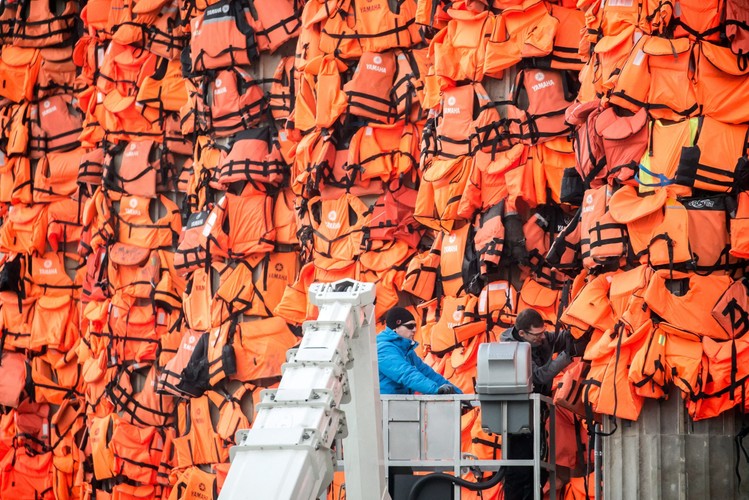 Instalacja z tysięcy kamizelek ratunkowych na kolumnach berlińskiego Konzerthaus