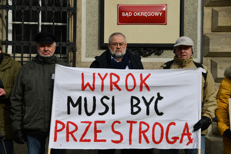 Piotr Adamowicz przed budynkiem Sądu Okręgowego w Gdańsku.