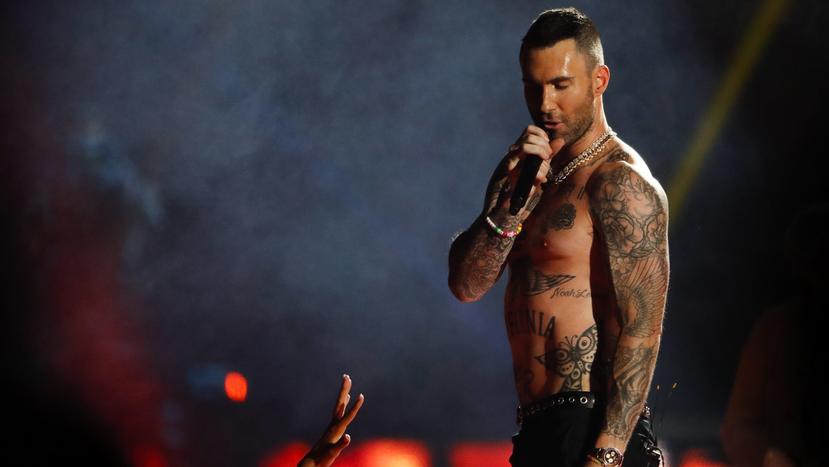 Adam Levine z zespołu Maroon 5 podczas występu na Super Bowl