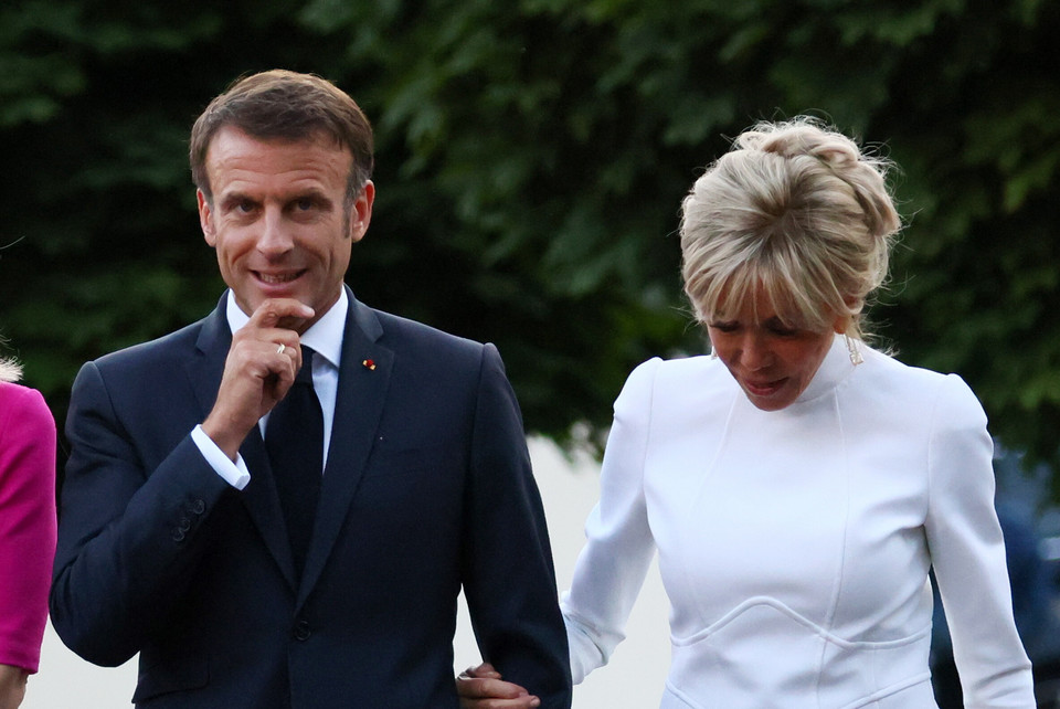 Prezydent Francji Emmanuel Macron z małżonką Brigitte Macron