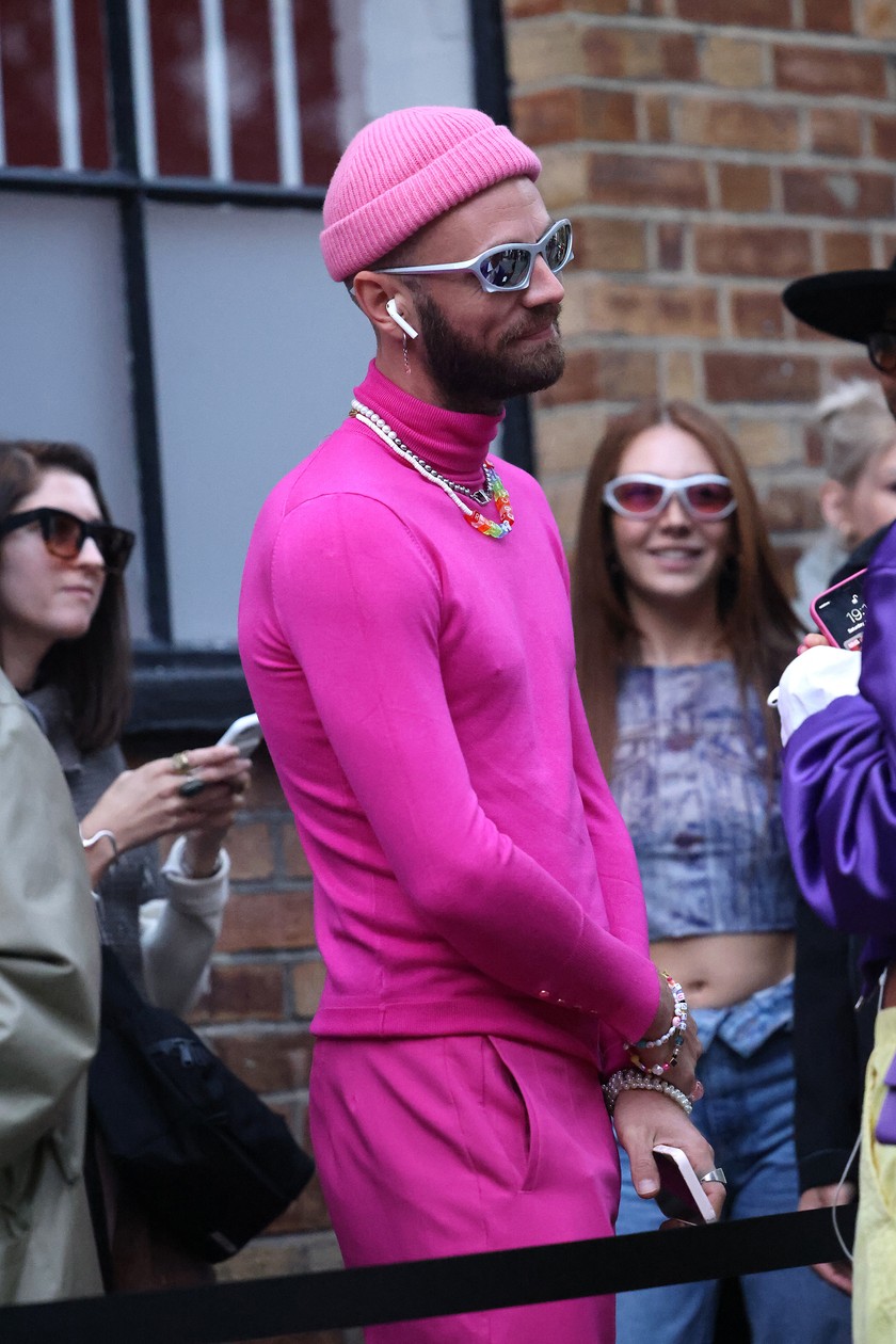 Dieser Gast der Pam-Hogg-Show war am 17. September in London in seinem monochromen Outfit in Neonpink kaum zu übersehen. Viel Schmuck und eine 90er-Sonnenbrille komplettierten seinen Look.