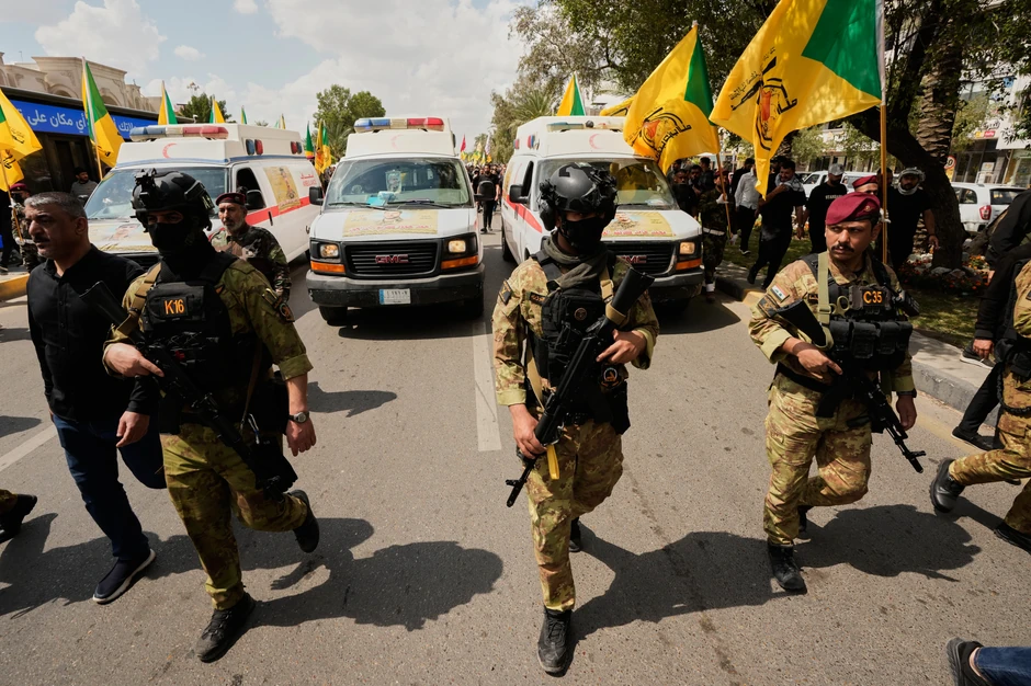 Članovi iračke šiitske militantne grupe prisustvuju sahrani borca Kataib Hezbolaha, koji je ubijen u američkom vazdušnom napadu u provinciji Basra južno od Bagdada u Iraku, u sredu, 8. aprila 2026.