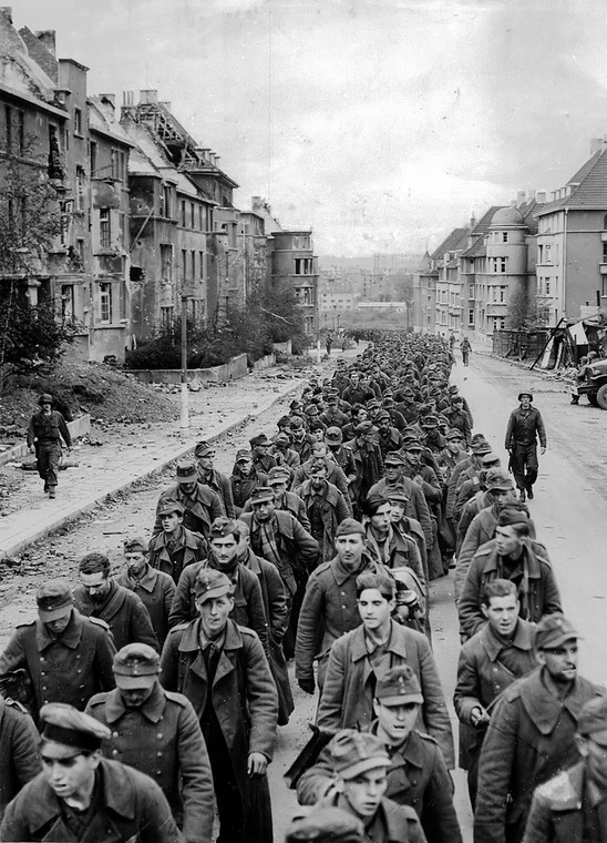 Żołnierze Wehrmachtu wzięci do niewoli w Akwizgranie (1944)
