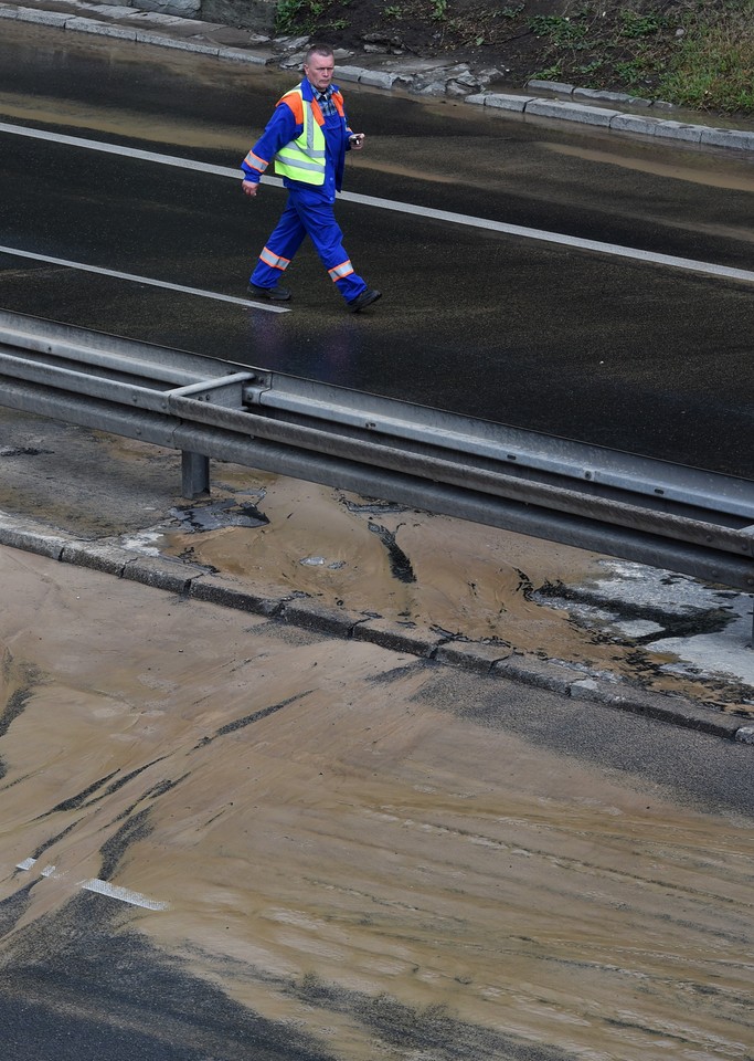 WARSZAWA TRASA ŁAZIENKOWSKA AWARIA WODOCIĄGÓW (awaria wodociągów na Trasie Łazienkowskiej)