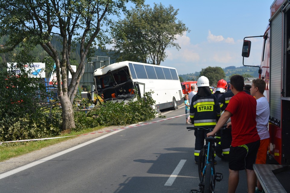 Wypadek na zakopiance. Autokar z dziećmi zderzył się z autem osobowym