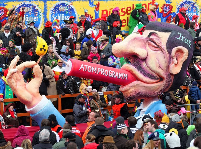 Prezydent Iranu Mahmud Ahmadineżad odpala atomowe cygaro