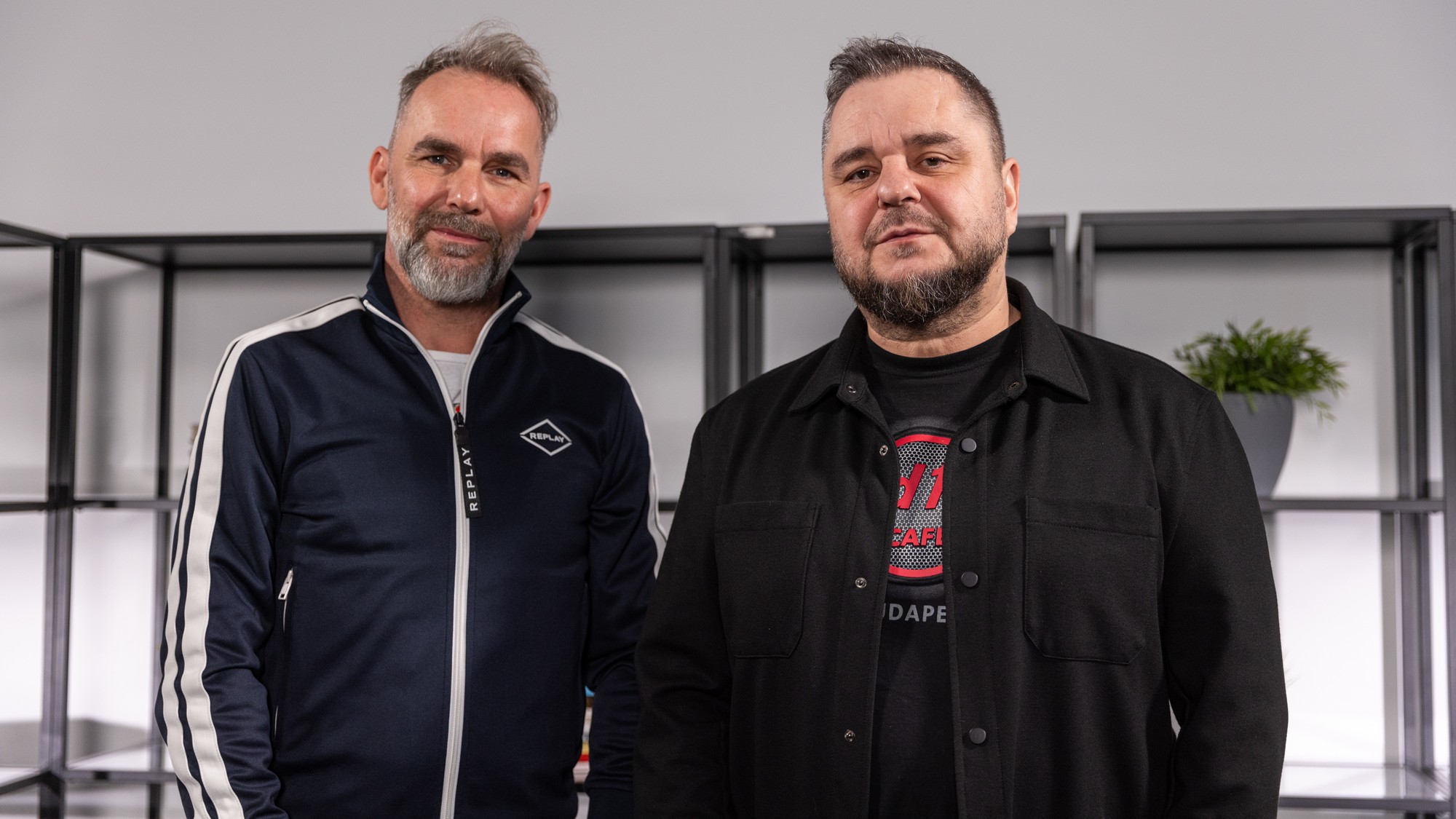 Bubeník skupiny Desmod Ján Škorec a spevák Mário „Kuly“ Kollár v relácii Off Record.