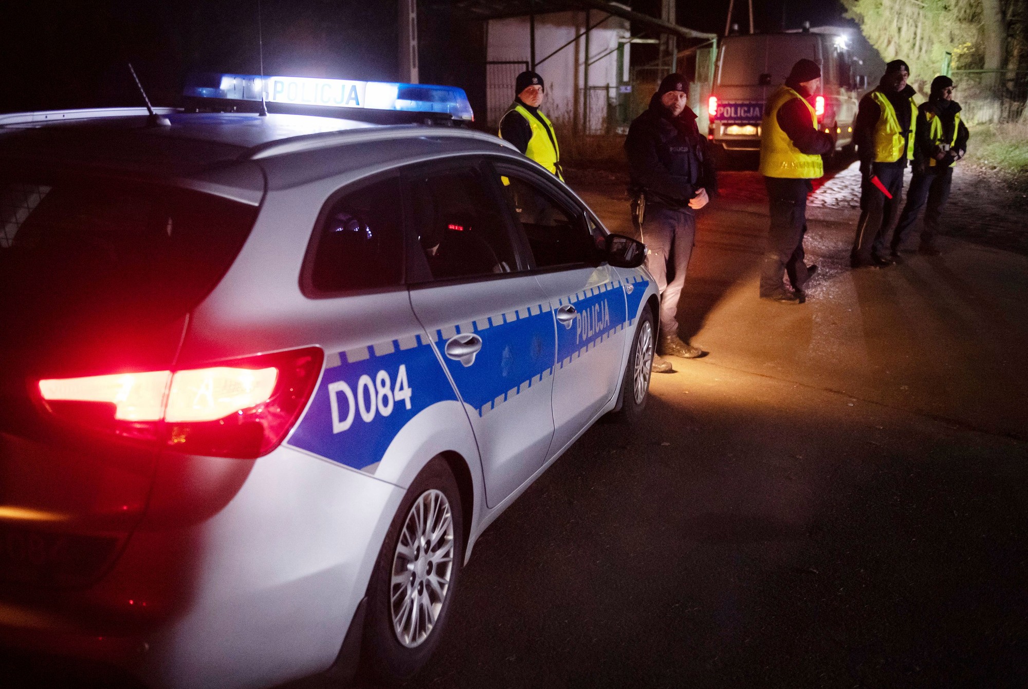 Po dopade rakety sa v poľskej dedine Przewodów zhromaždili policajné jednotky.