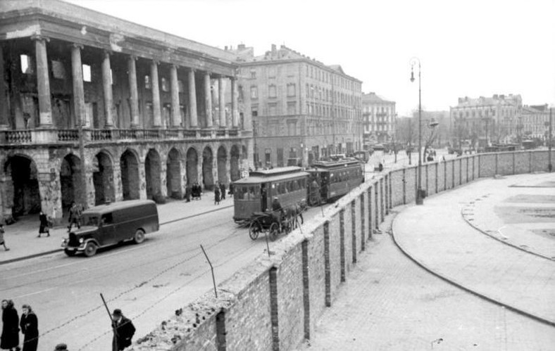 Plac Żelaznej Bramy między murem getta i pałacem Lubomirskich widziany od strony Hal Mirowskich, maj 1941 r.