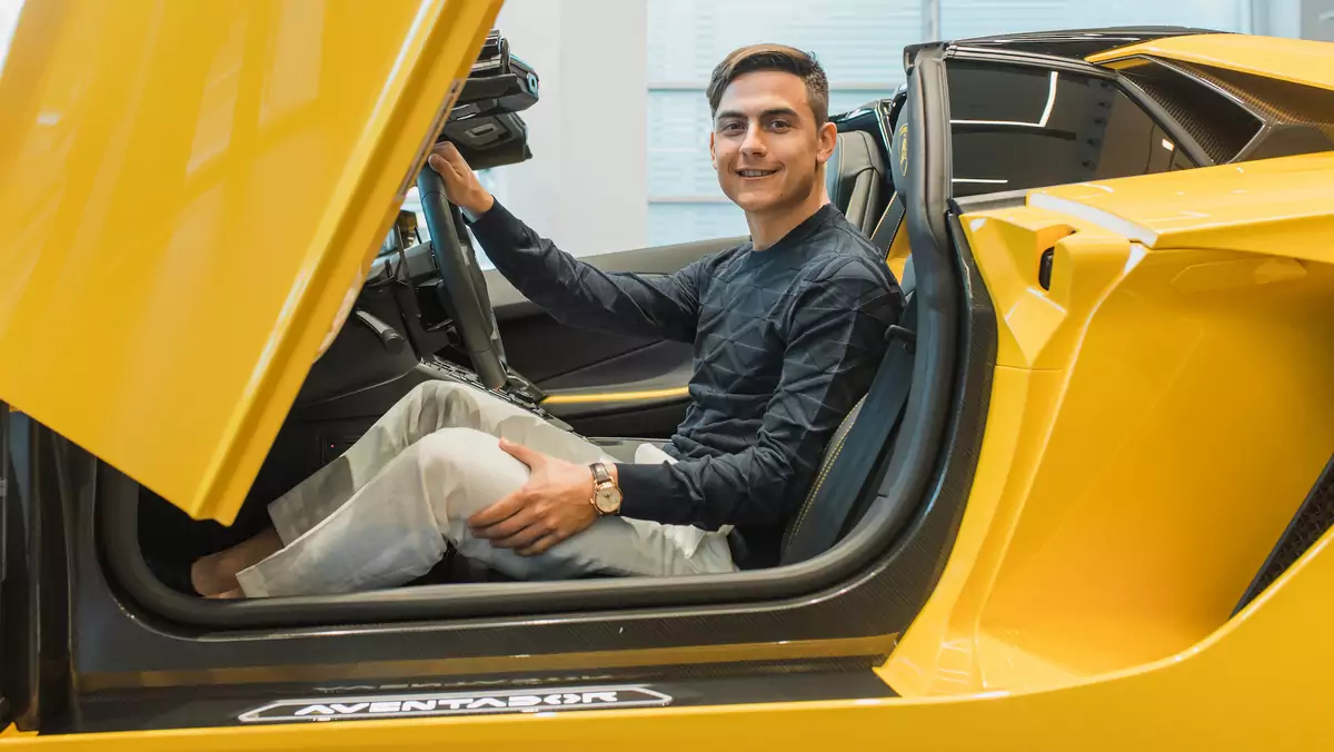 Paulo Dybala i jego nowy Aventador S