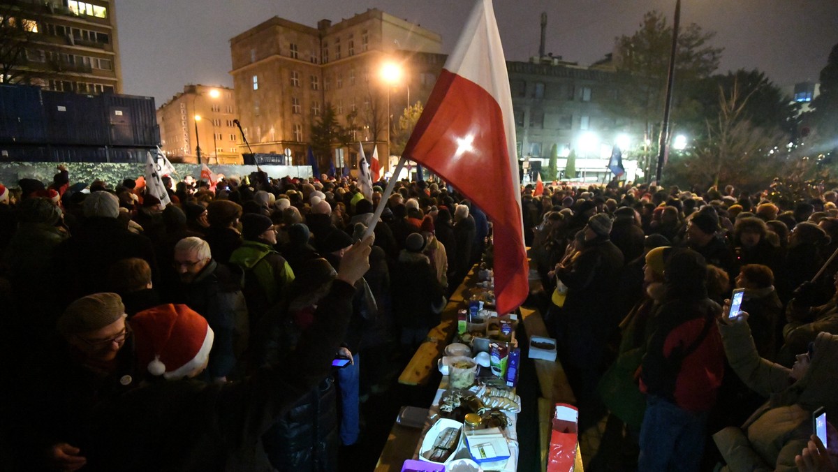 Przed wjazdem do Sejmu prowadzący protest posłowie opozycji podzielili się opłatkiem z osobami, które przyszły tam w sobotni wieczór. Śpiewano kolędy, a przybyłych przed Sejm zapraszano do wspólnego, wigilijnego stołu.