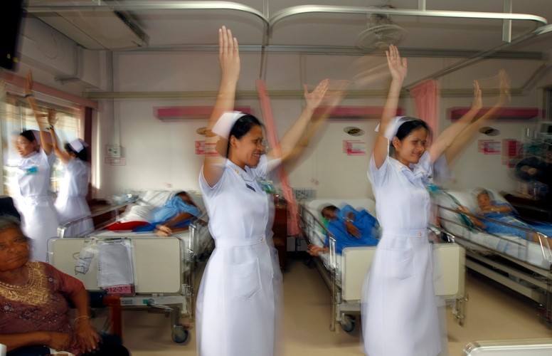 Tańczące pielęgniarki w Tajlandii