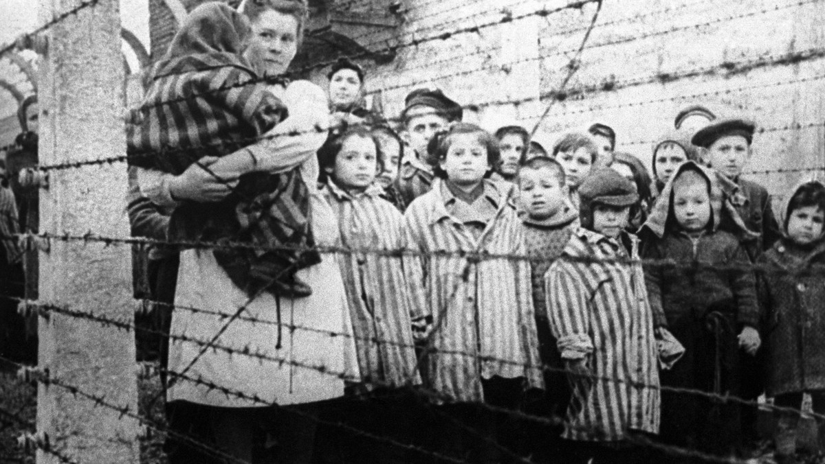 WWII. Polska. 27 stycznia 1945. Ocalałe dzieci po wyzwoleniu niemieckiego nazistowskiego obozu koncentracyjnego Auschwitz przez wojska radzieckie.