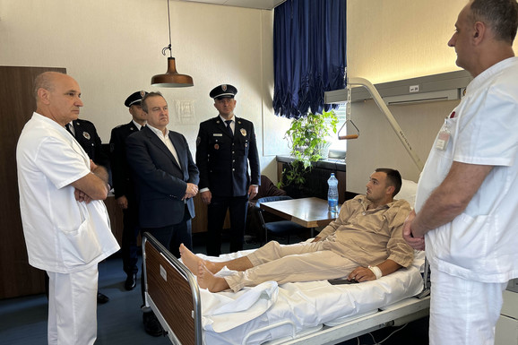 Dačić posetio teško povređenog policajca: Najstrože sankcije za sve one koji ugrožavaju živote (FOTO)