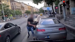 Buszra támadt egy budapesti sofőr, amiért az rádudált – megdöbbentő videó