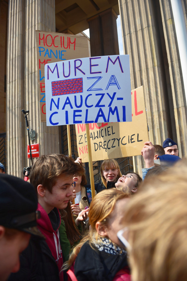 Manifestacja uczniów pod MEN