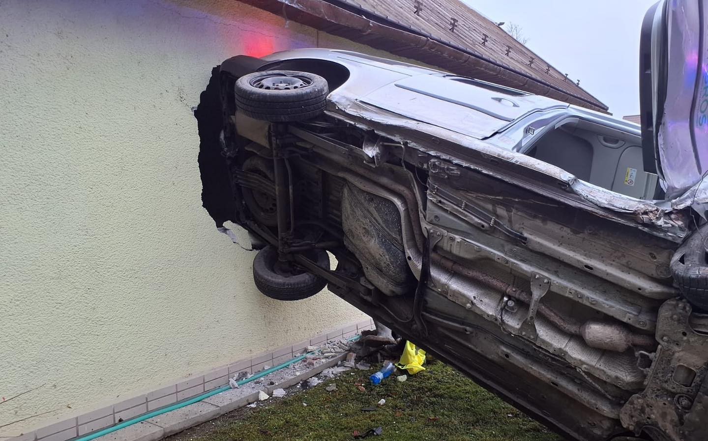 Auto prerazilo múr domu v Gbeľanoch.