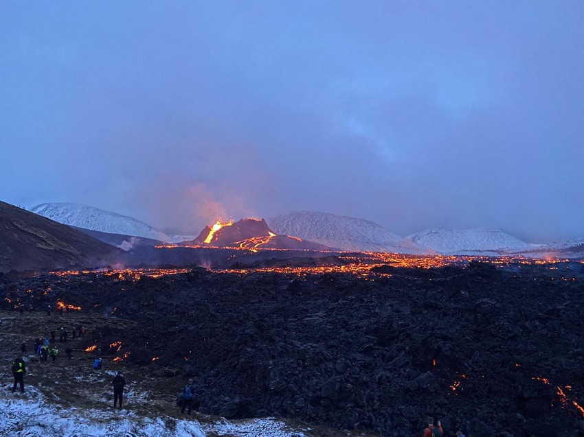 Erupciju u sredu sa par stotina metara udaljenosti posmatralo oko pet hiljada znatiželjnih