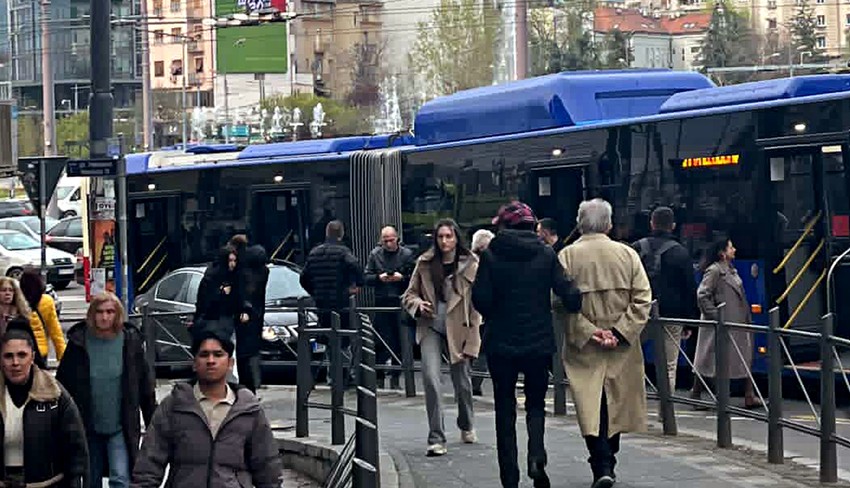 Sudar automobila i autobusa na Slaviji