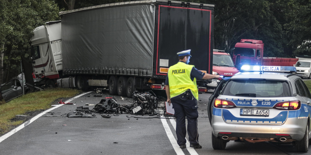 Horror na „trasie śmierci”. Volkswagen wbił się pod ciężarówkę. Zginęła 27-latka