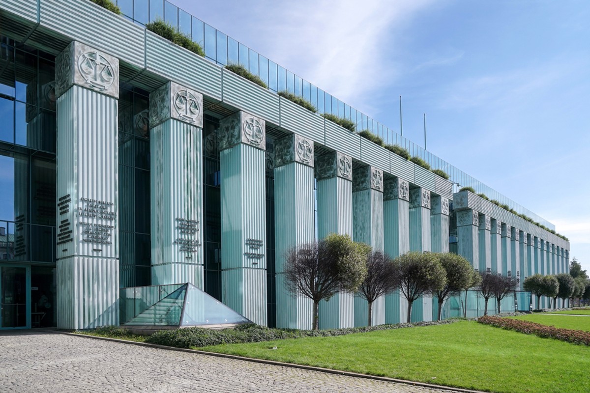 W ustawie zawarto szereg unormowań, które mają na celu wyeliminowanie roli samorządu sędziowskiego, ograniczenie możliwości wypowiadania się przez sędziów w zakresie dotyczącym niezależności oraz niezawisłości sędziów oraz sądów, zmianę dotychczasowych zasad odpowiedzialności dyscyplinarnej, zdefiniowanie stosunku służbowego sędziego oraz jurysdykcji sędziego - czytamy w opinii Sądu Najwyższego