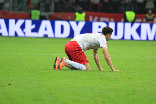 Bayern ukrywa kontuzję Lewandowskiego? Polak utykał w drodze do klubowego autokaru [WIDEO]