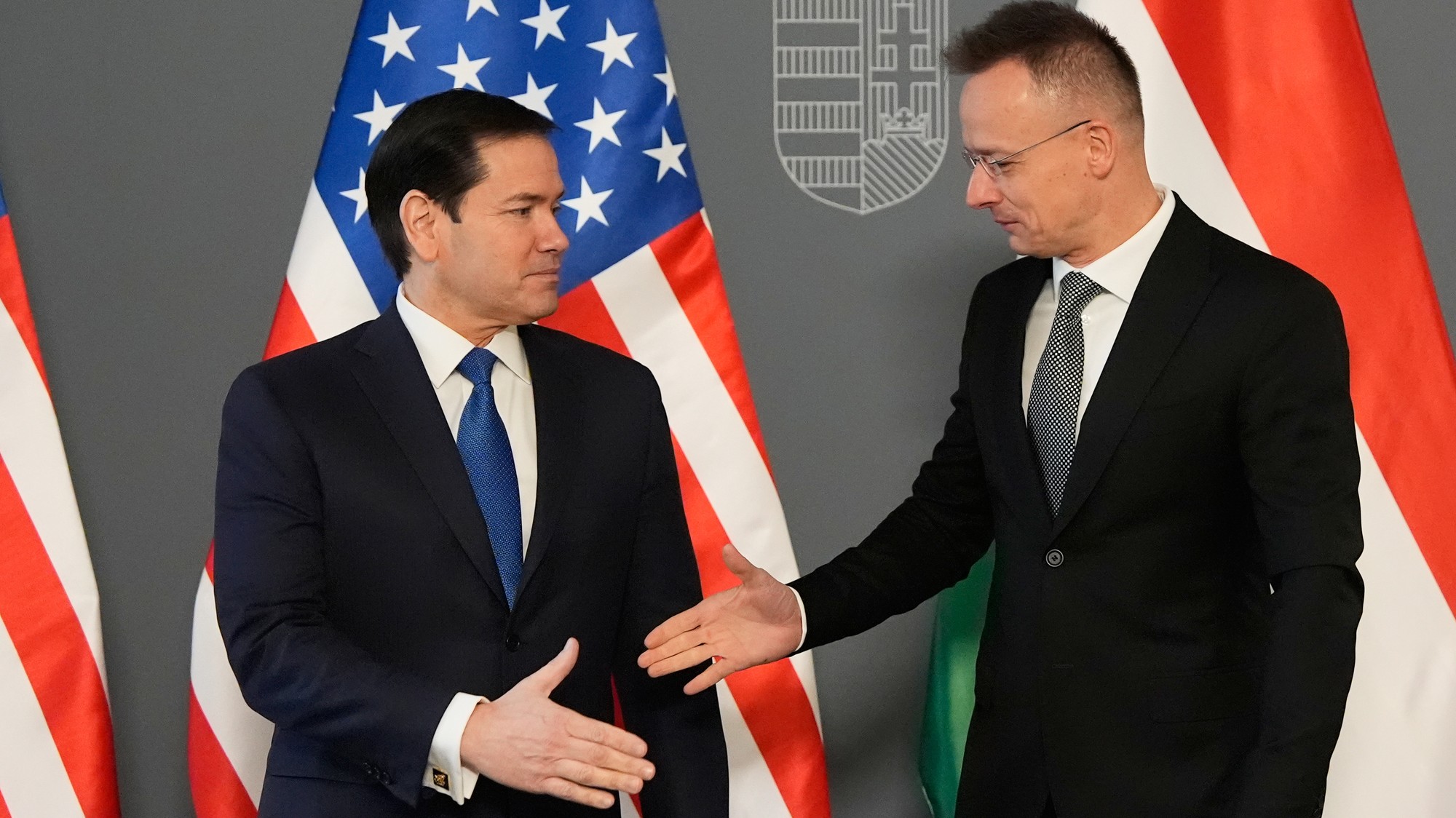 Americký minister zahraničných vecí Marco Rubio (vľavo) a maďarský minister zahraničných vecí Péter Szijjártó. 