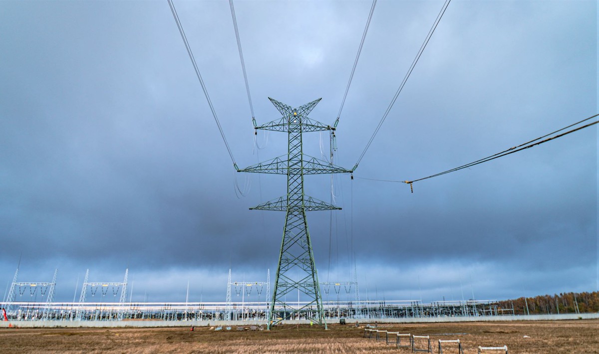 Nowa linia 400 kV po testach. Prąd z morskich farm wiatrowych trafi do sieci