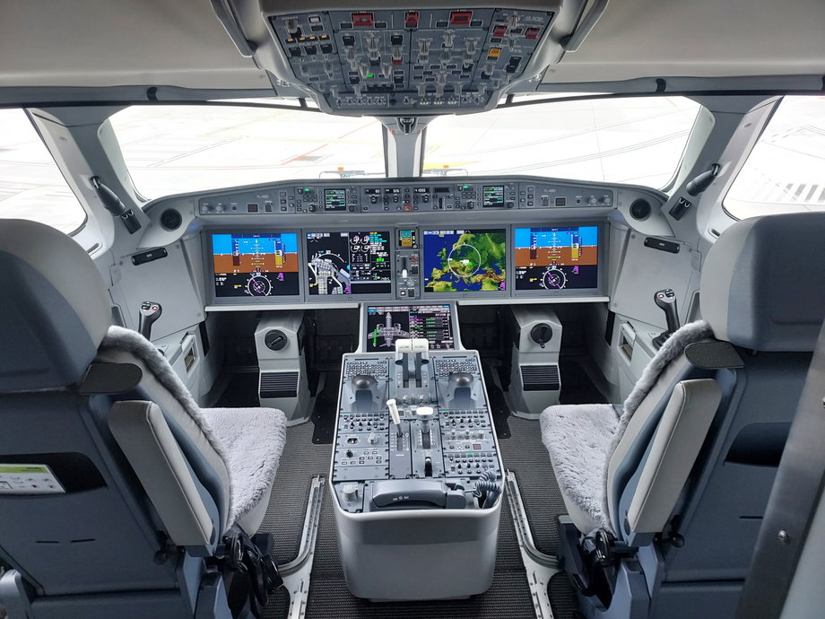 Airbus A220 w kokpicie wyposażony jest w nowoczesne rozwiązania technologiczne. 