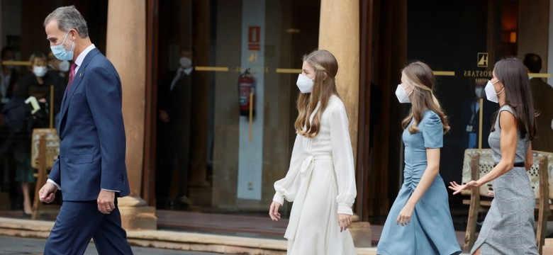 Boskie trio: Królowa Letycja z córkami. Nastolatki są coraz piękniejsze. FOTO