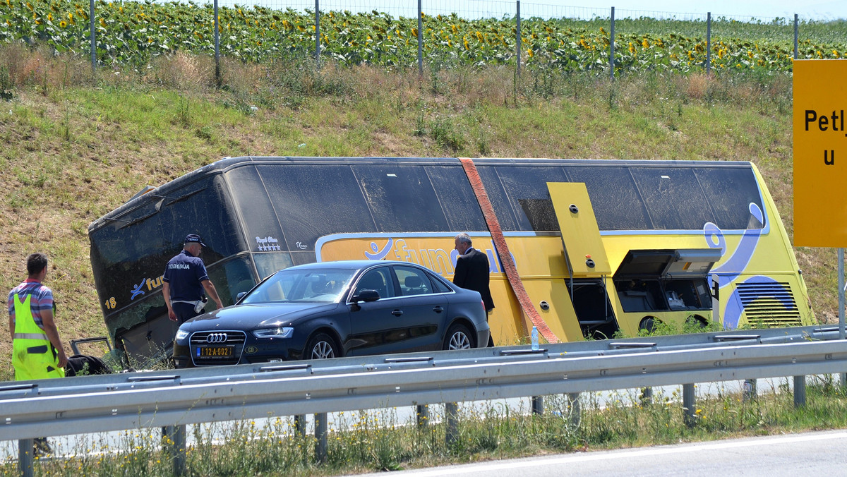 Mężczyzna kierujący polskim autokarem, który wczoraj uległ wypadkowi w północnej Serbii, został zatrzymany na 48 godzin - poinformowała serbska telewizja RTS.