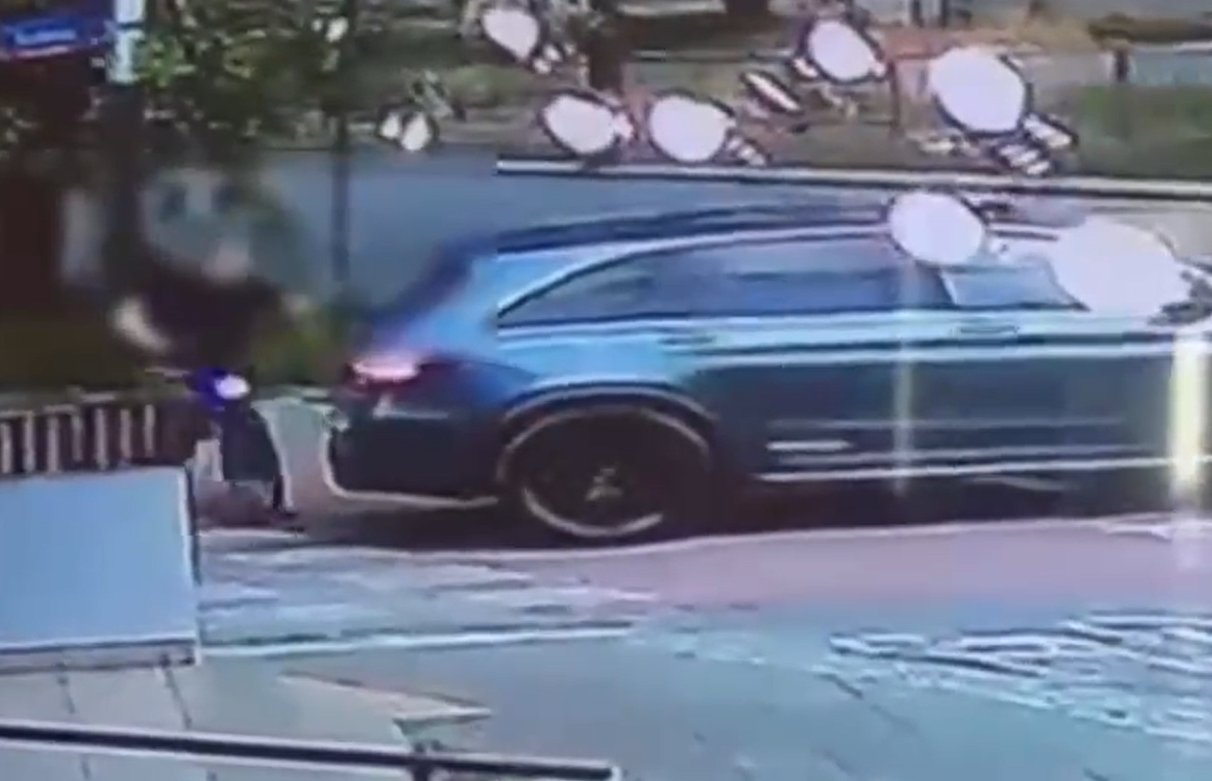 Po konfrontácii vodič Mercedesu dvakrát zrazil cyklistu.