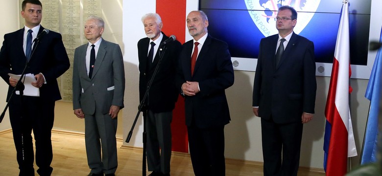 MON porozumiało się z kombatantami ws. apelu pamięci. Wśród wymienionych będzie Lech Kaczyński