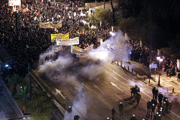 Francja w ogniu protestów. Związkowcy buntują się przeciwko zwolnieniom i reformie emerytur