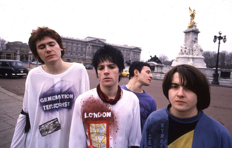 Manic Street Preachers przed pałacem Buckingham: Nicky Wire, Richey Edwards, James Dean Bradfield i Sean Moore (od lewej)