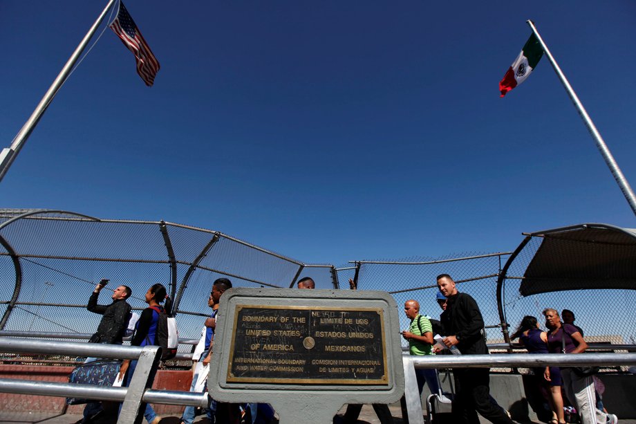 Cuban migrants cross the border into El Paso, Texas, after arriving on a plane from Panama to Mexico, in Ciudad Juárez, May 9, 2016.