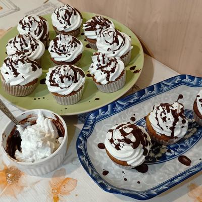 Banános muffin csoki pasztillákkal tejszínhabbal díszítve