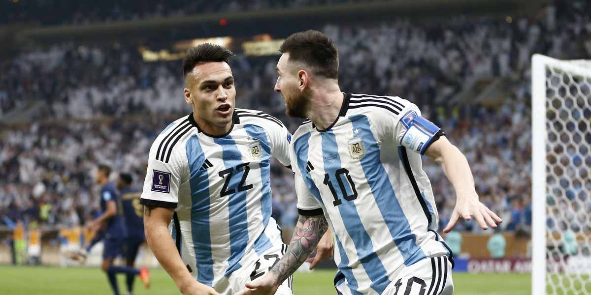 Argentyna wygrywa z Francją i zostaje mistrzem świata w piłce nożnej. 