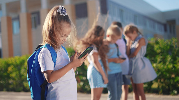 Instytut Spraw Obywatelskich apeluje do MEN o ograniczenie używania smartfonów przez uczniów na terenie szkół