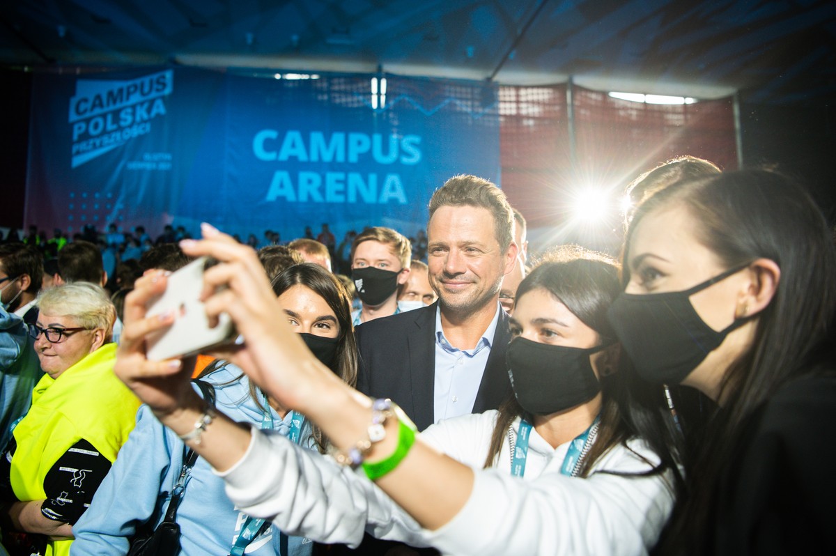 Campus Polska Przyszłości. „Dość politycznych dziadków. Muszą podzielić się z nami władzą" - Polityka - Vimarsana News