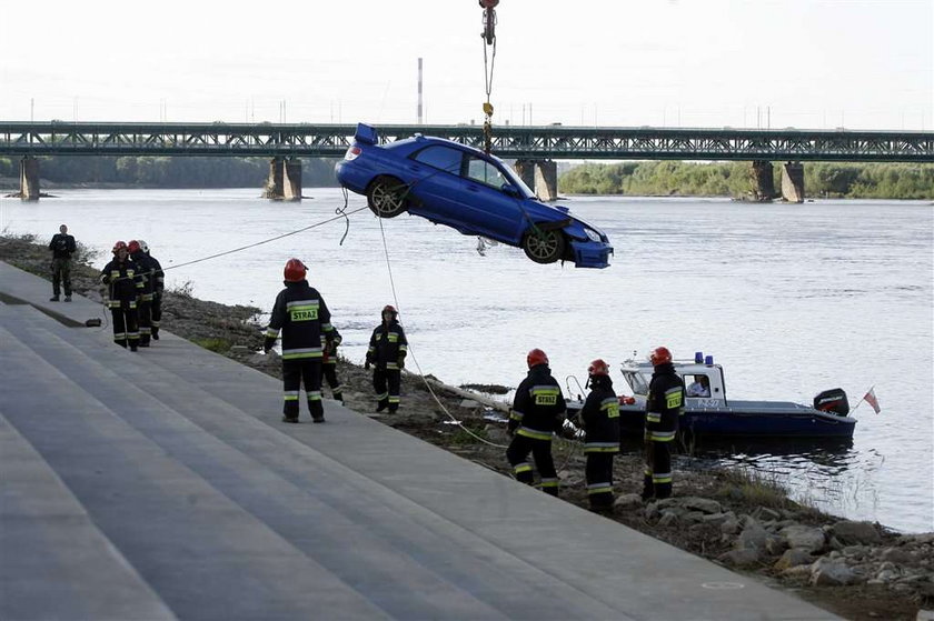 Wypadek w Warszawie. Auto w rzece